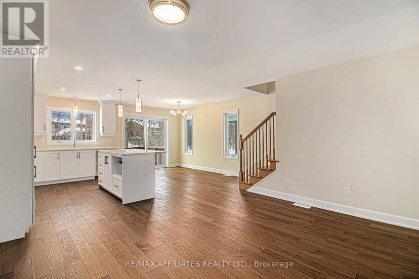 355 Voyageur Place, Russell, photo 3