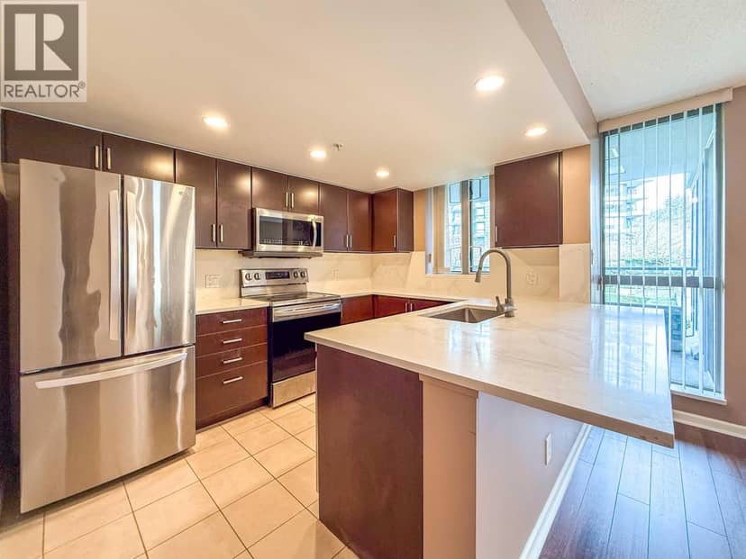201 295 GUILDFORD WAY, Port Moody, photo 2