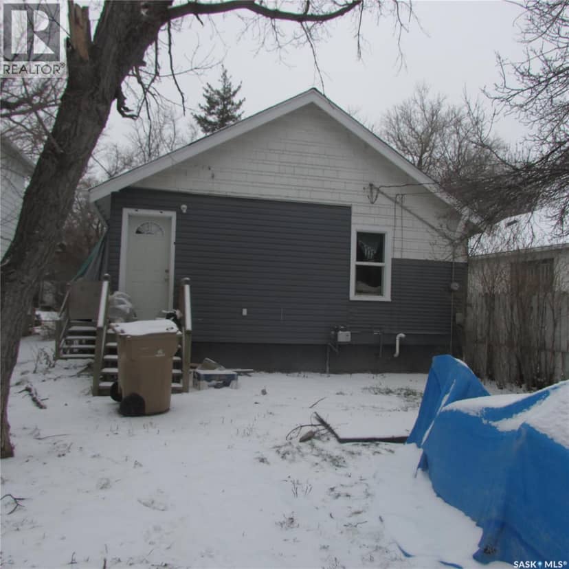 1437 Elphinstone STREET — photo 3 of 4