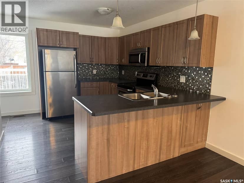 527 Alexandra STREET — photo 10 of 24