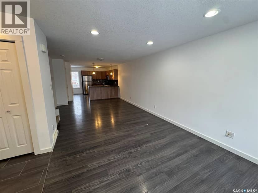 527 Alexandra STREET — photo 3 of 24