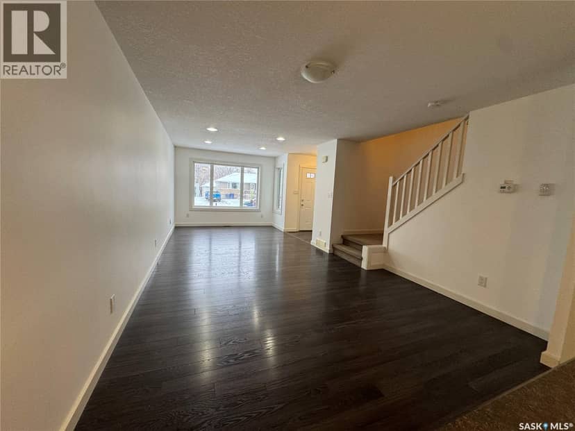 527 Alexandra STREET — photo 4 of 24
