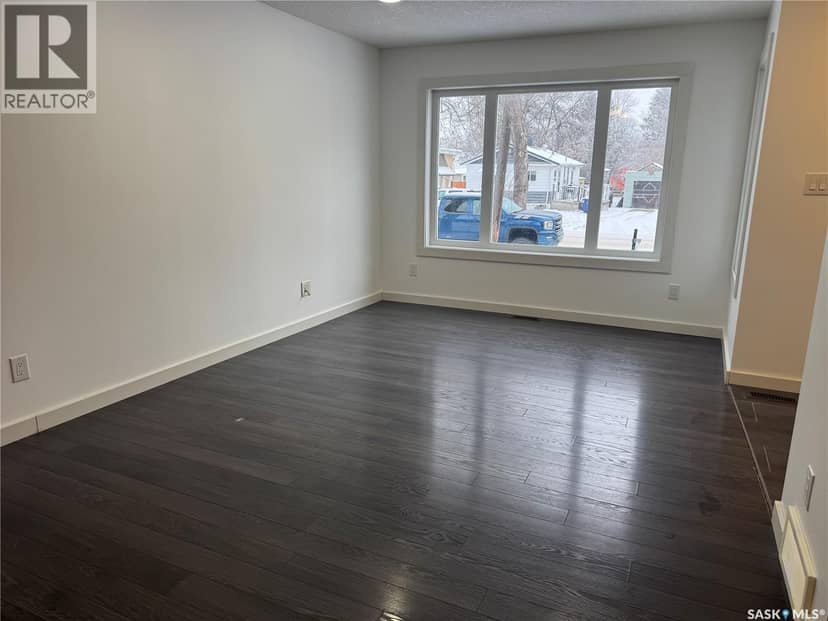527 Alexandra STREET — photo 5 of 24