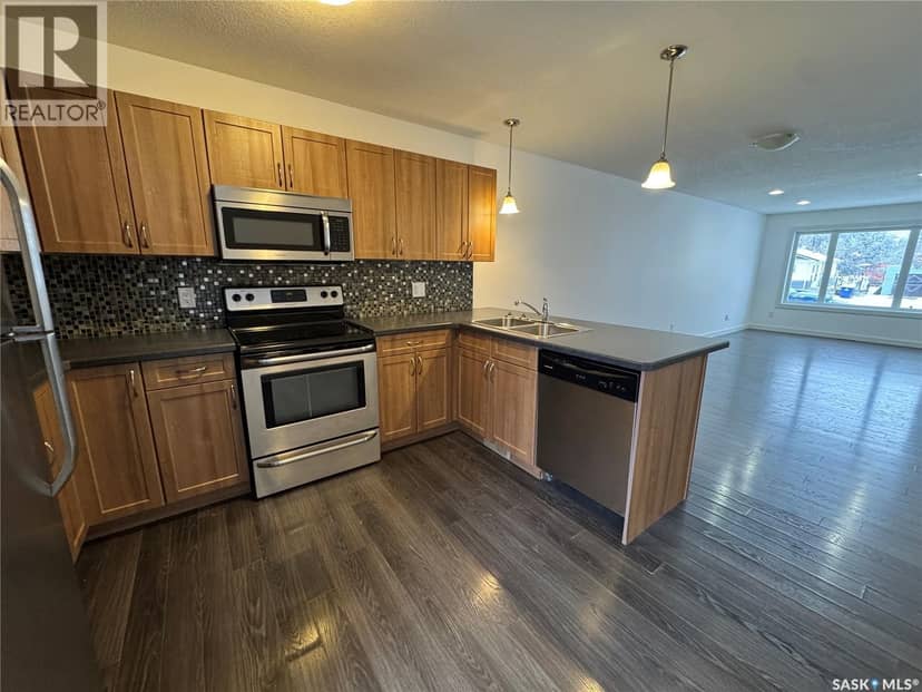 527 Alexandra STREET — photo 8 of 24