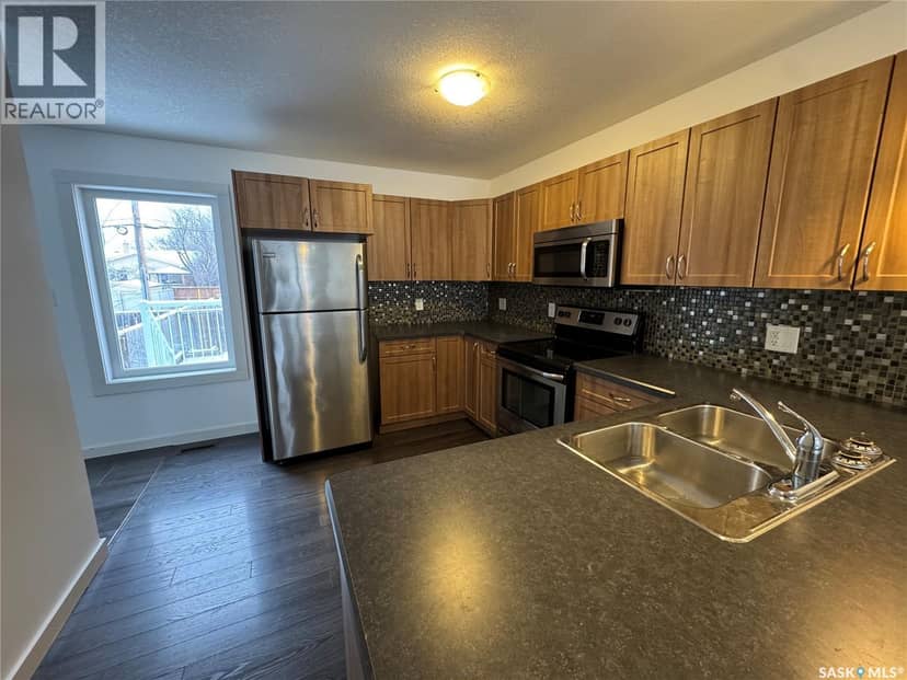 527 Alexandra STREET — photo 9 of 24