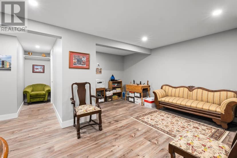 127-129 HEATHER Avenue — photo 13 of 40