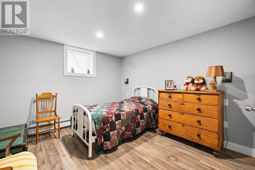127-129 HEATHER Avenue — photo 18 of 40