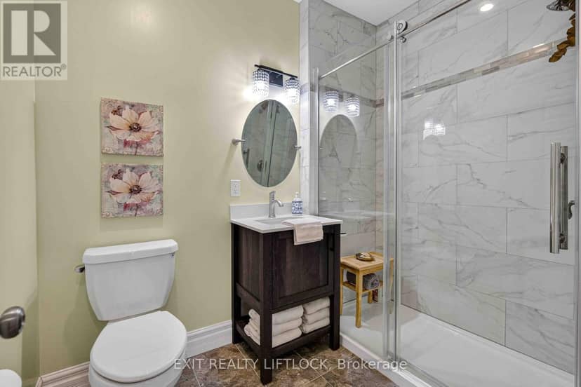 2464 Queen Mary Street — photo 20 of 40