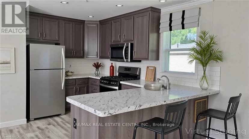 24 Macpherson Crescent — photo 3 of 18