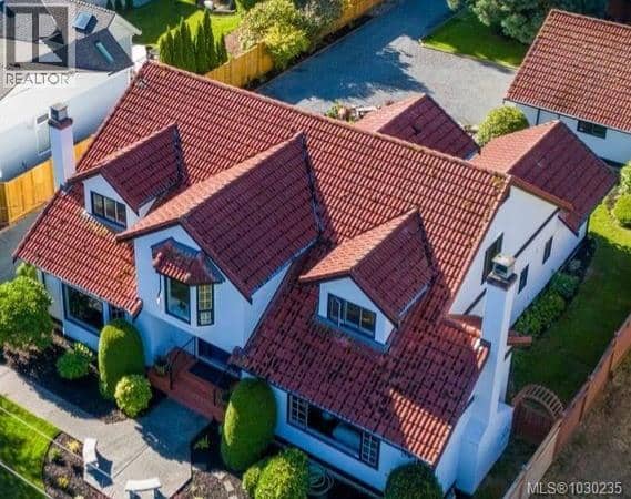 158 Crescent Rd E, Qualicum Beach