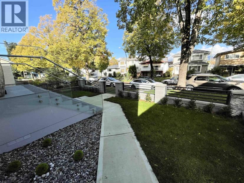 2460 E 19TH AVENUE, Vancouver, photo 2