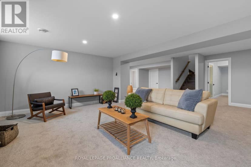 5 Mackenzie John Crescent — photo 36 of 40