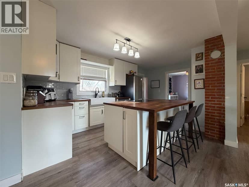 442 Front STREET W, Eastend, photo 2