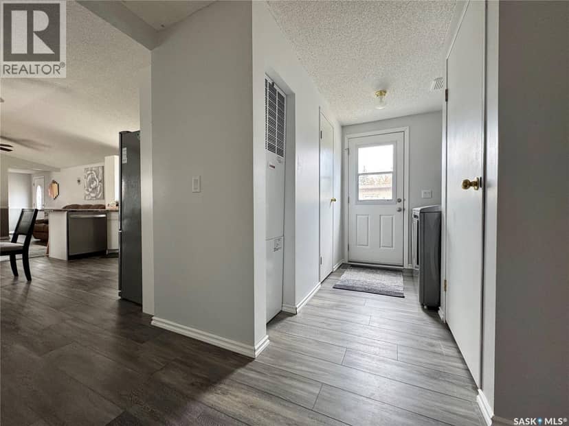 317 Riedel AVENUE E, Langenburg, photo 2