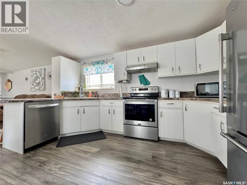 317 Riedel AVENUE E, Langenburg, photo 3
