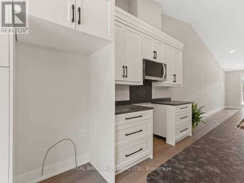 44 Topham Boulevard — photo 11 of 40
