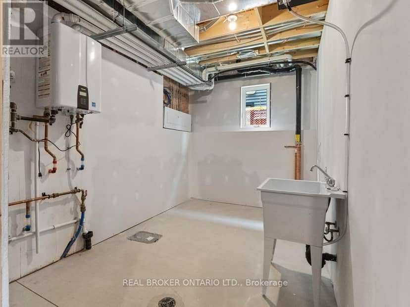 44 Topham Boulevard — photo 25 of 40
