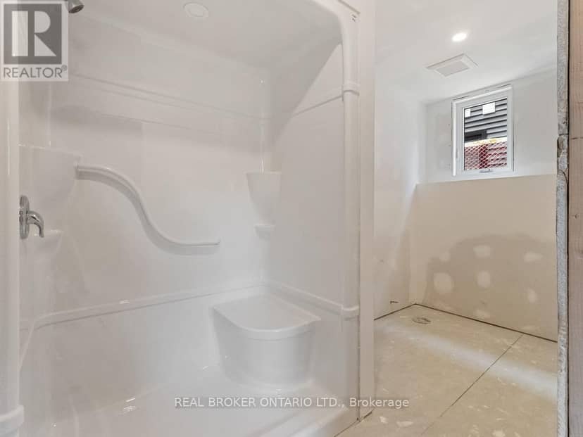 44 Topham Boulevard — photo 26 of 40