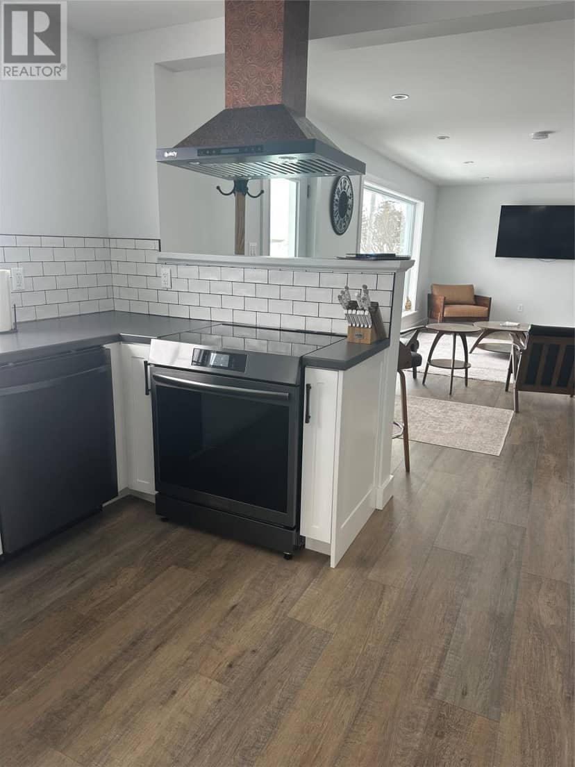 12 Churchill Avenue — photo 7 of 21