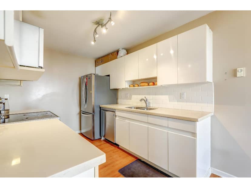 210 14980 101A AVENUE, Surrey, photo 2