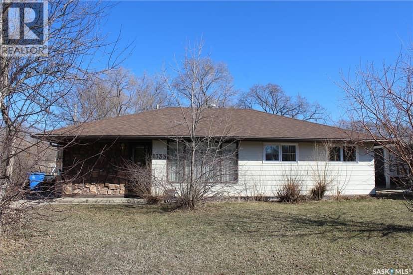 1533 Thorn CRESCENT — photo 1 of 18