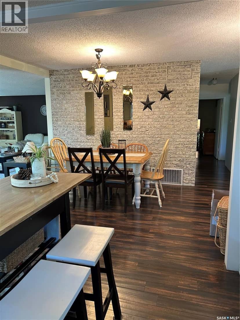 1533 Thorn CRESCENT — photo 6 of 18