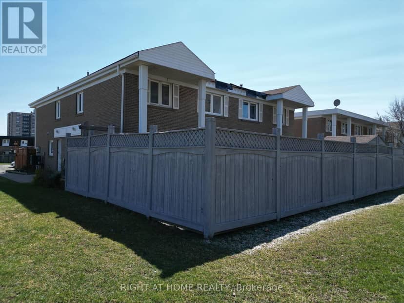 270 Town House Crescent, Brampton, photo 2