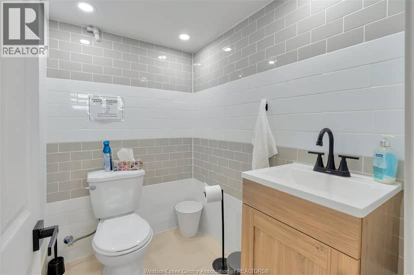 4667 WYANDOTTE STREET East — photo 31 of 40