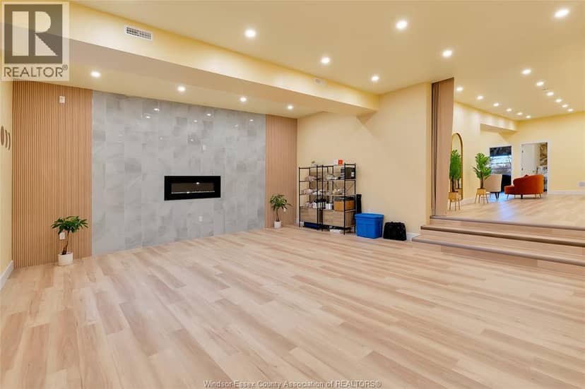 4667 WYANDOTTE STREET East — photo 32 of 40