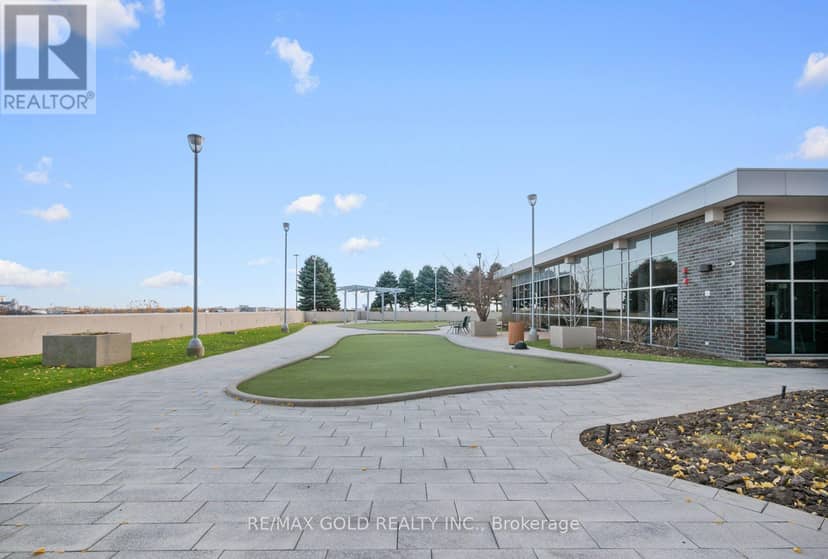 135 Village Green Square — photo 13 of 17