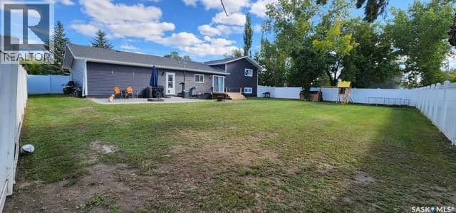613 Peters AVENUE — photo 3 of 20