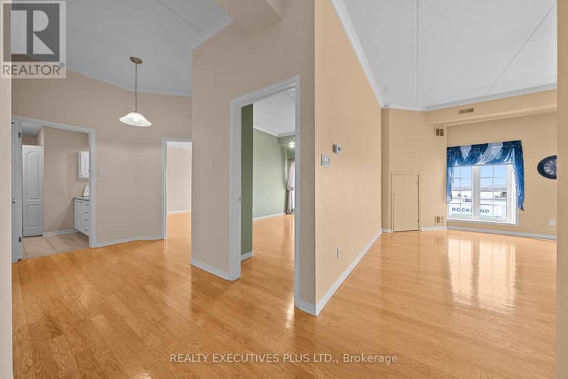407 - 2921 Laurier Street — photo 18 of 35