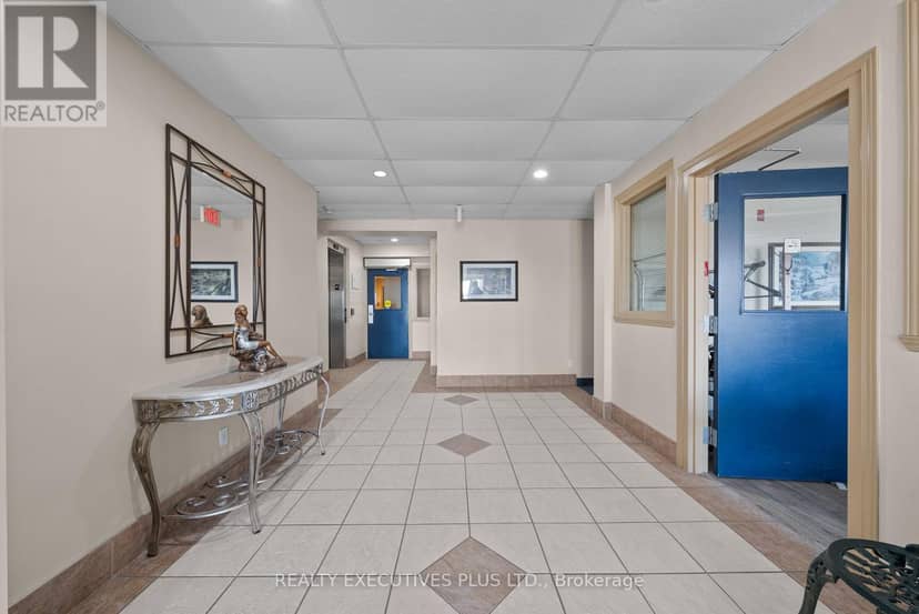 407 - 2921 Laurier Street — photo 3 of 35