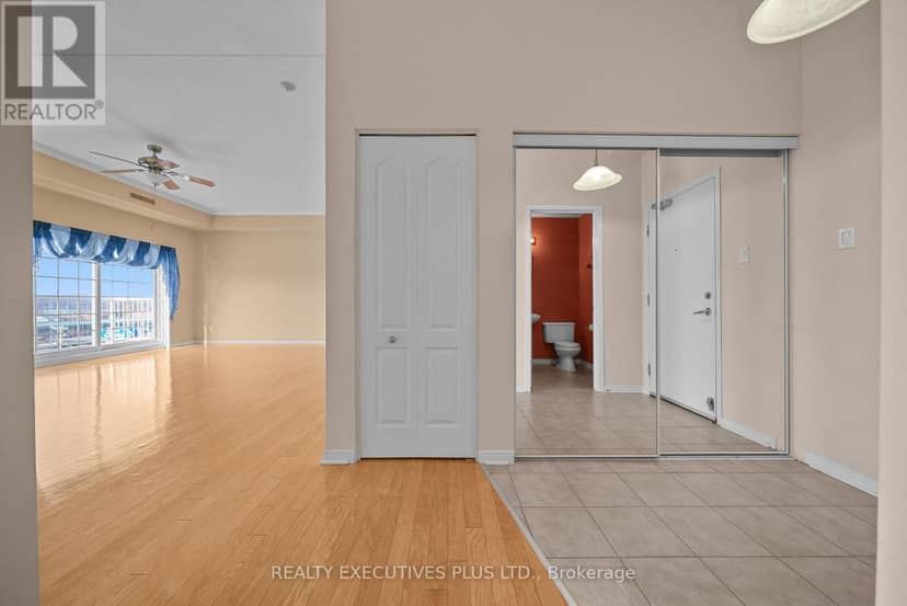 407 - 2921 Laurier Street — photo 5 of 35