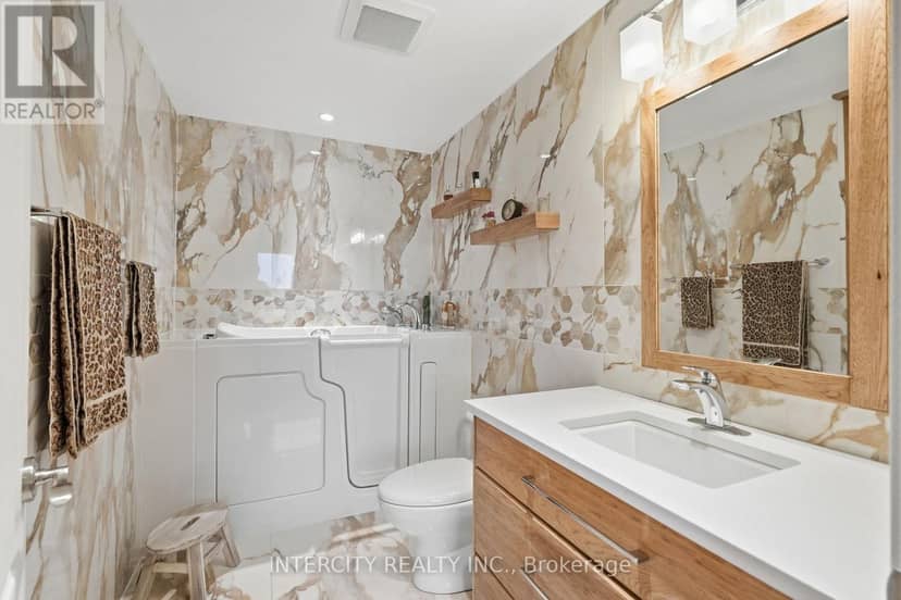 905 - 699 Aberdeen Boulevard — photo 9 of 25