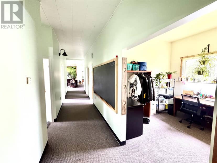323 Hardy AVE — photo 9 of 34
