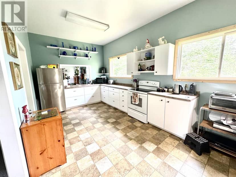 323 Hardy AVE — photo 6 of 34