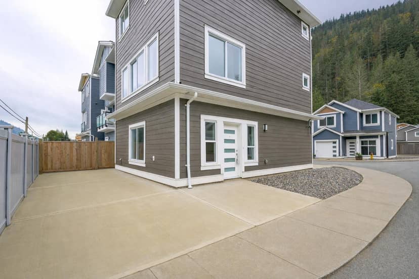 34 750 HOT SPRINGS ROAD, Harrison Hot Springs, Harrison Hot Springs, photo 2