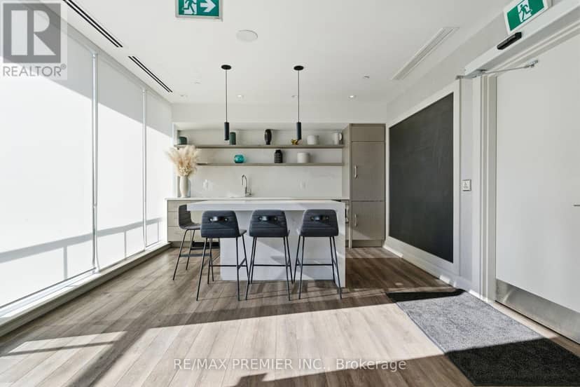 914 - 212 King William Street — photo 15 of 37