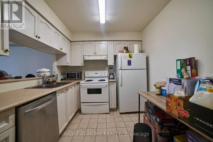 609 - 1700 Eglinton Avenue E — photo 8 of 40