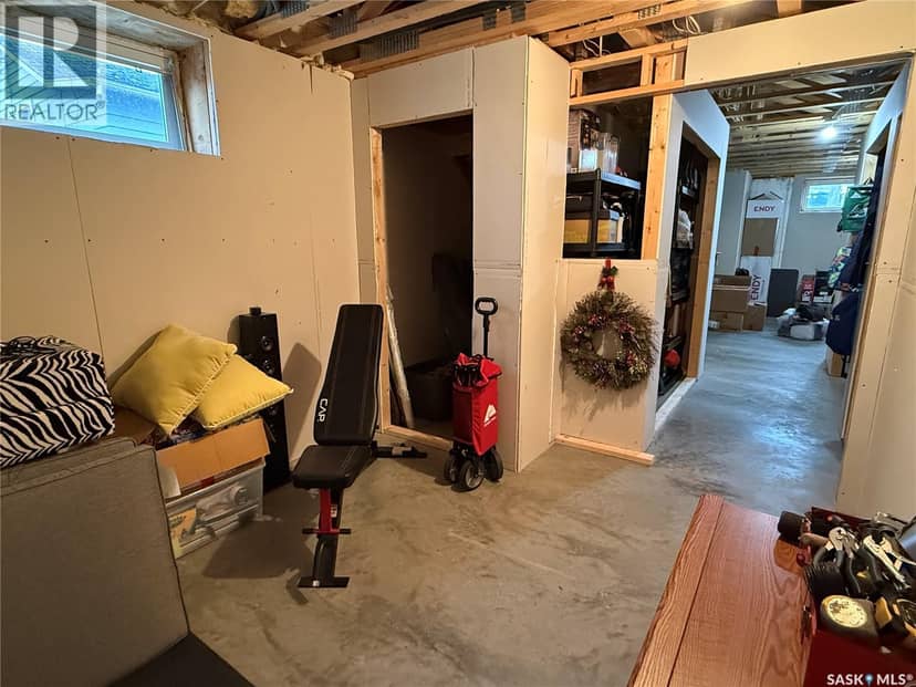 529 Alexandra STREET — photo 24 of 32