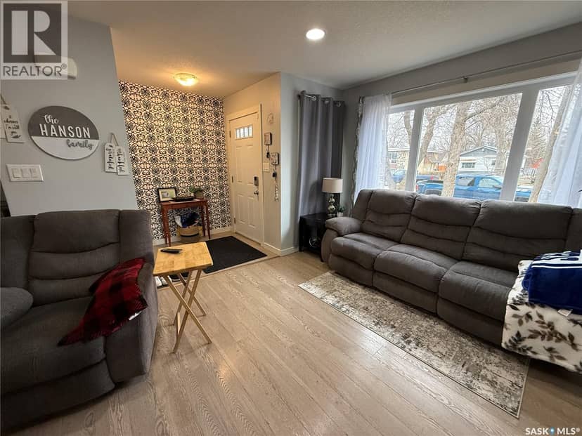 529 Alexandra STREET — photo 3 of 32