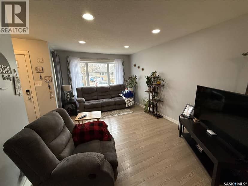 529 Alexandra STREET — photo 4 of 32