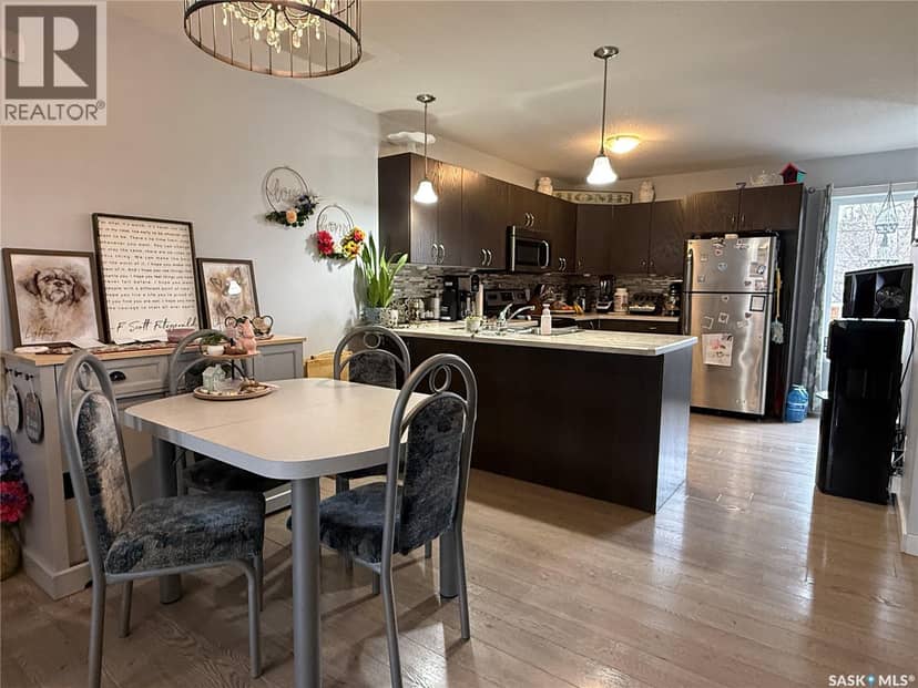 529 Alexandra STREET — photo 6 of 32