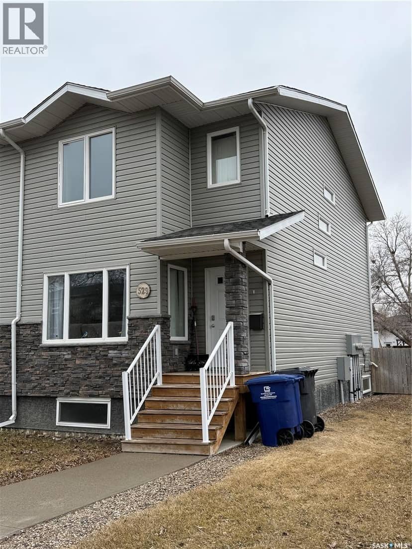 529 Alexandra STREET — photo 1 of 32