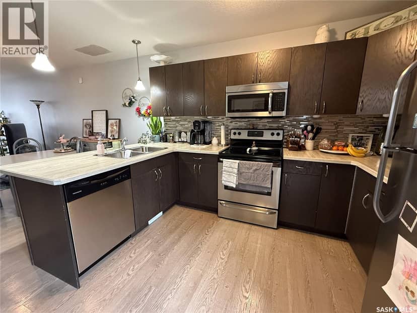 529 Alexandra STREET — photo 8 of 32
