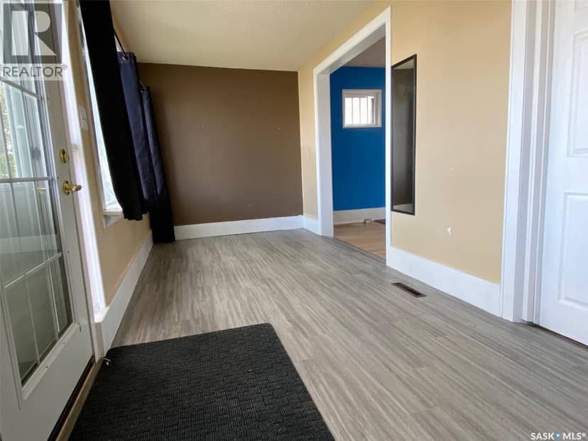 3033 Dewdney AVENUE — photo 4 of 32