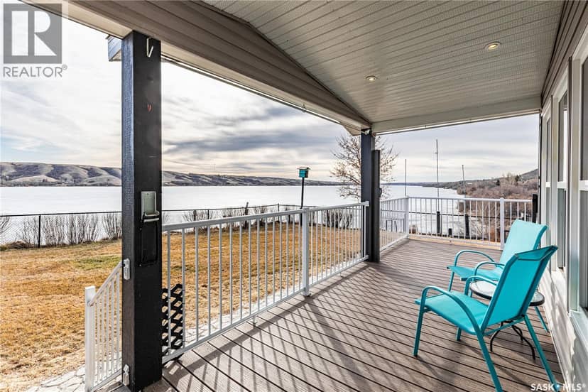 130 Marine DRIVE — photo 2 of 40