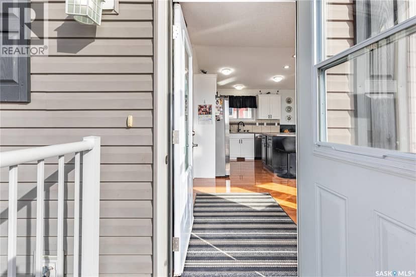 130 Marine DRIVE — photo 3 of 40