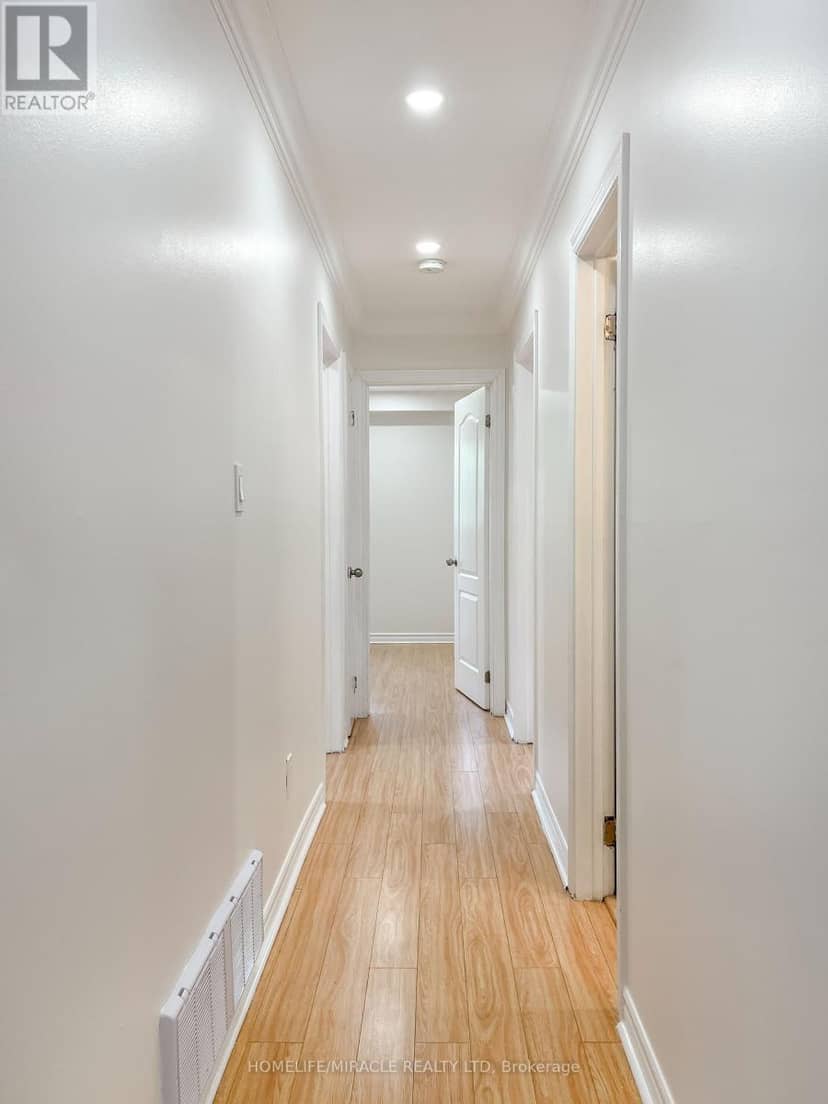 3485 Oakglade Crescent — photo 10 of 33